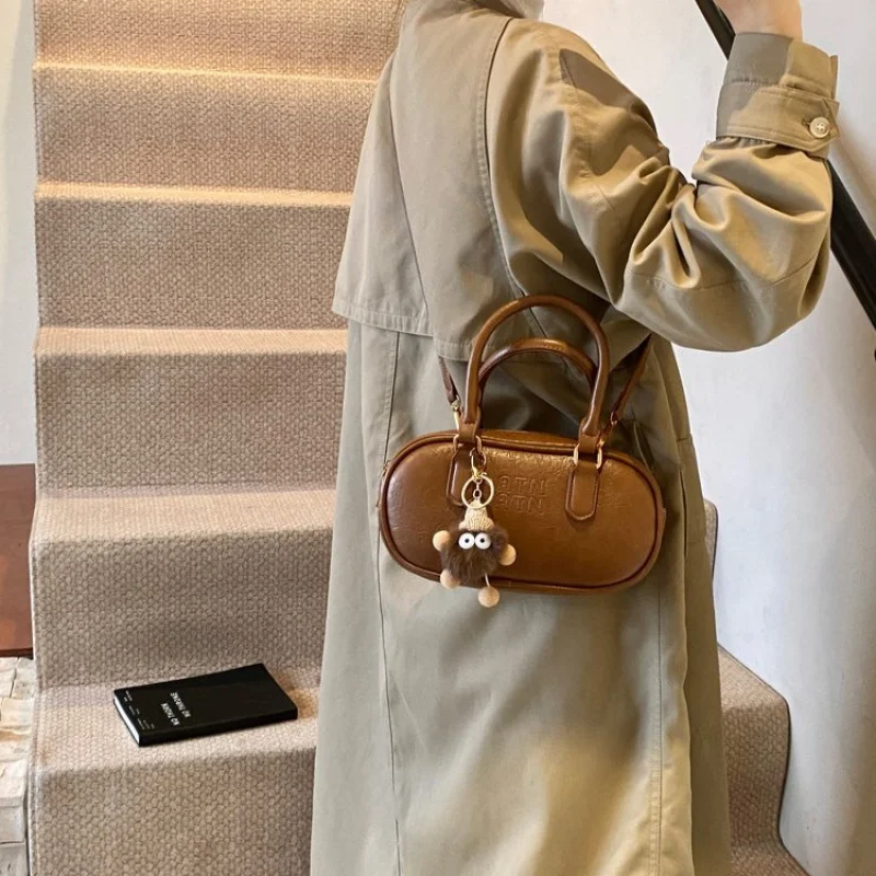 

Popular Classic Elegant Ladies Messenger Bag Leather Material Women's Shoulder Bag With Adjustable Strap By Famous Designer