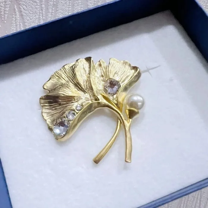 

Black Iron Fish Shadow Cartoon with the Same Paragraph Around Haibara Ai Kinoshita Fu Sha Painted Brooch