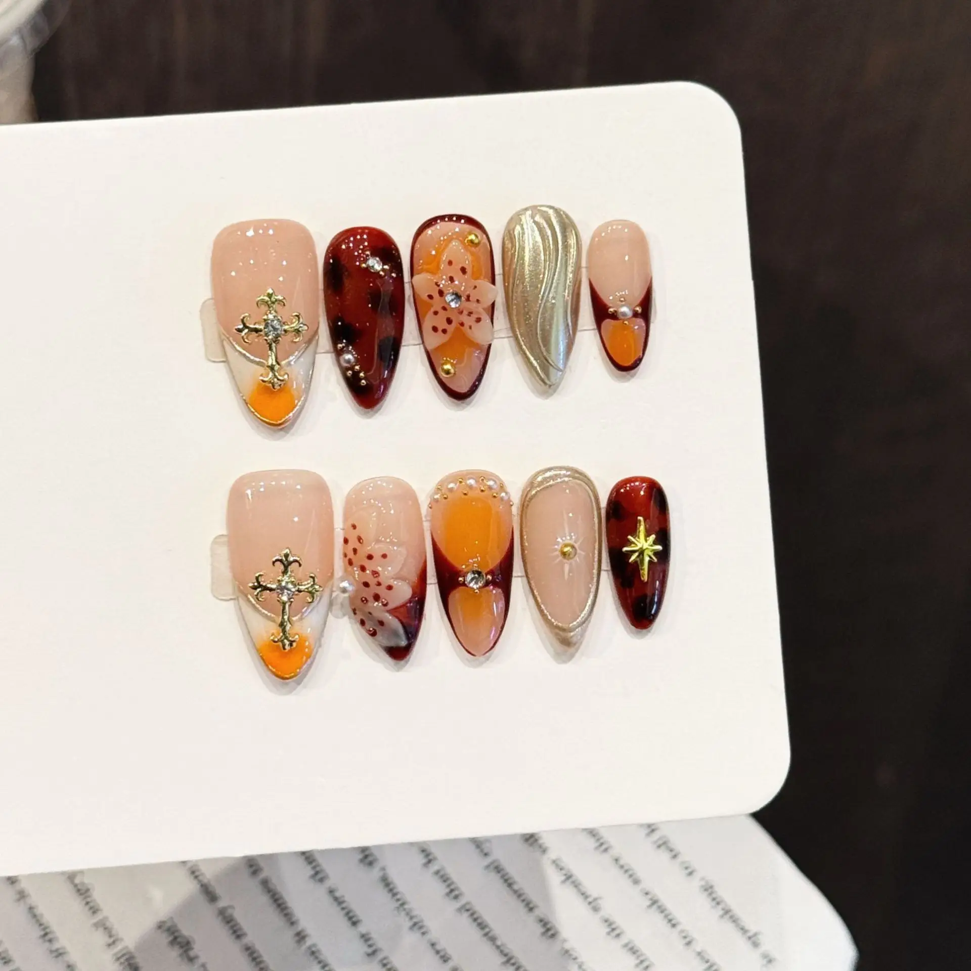 

10 шт. роскошный пресс ручной работы для ногтей, средний миндаль, оранжево-красный градиент, дизайн с 3 шт. инструментами, клейкие вкладки для ногтей