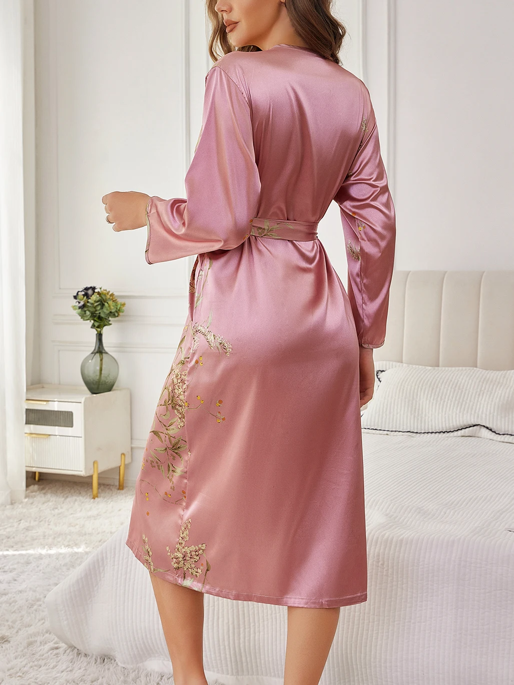 1 Piece of Elegant Women's Spring and Summer Soft Silky Silk Pajamas with Random Flowers, Sexy Loose Autumn and Winter Long-Sleeved Nightgown, Cool and Breathable Home Clothes, Suitable for Home Use