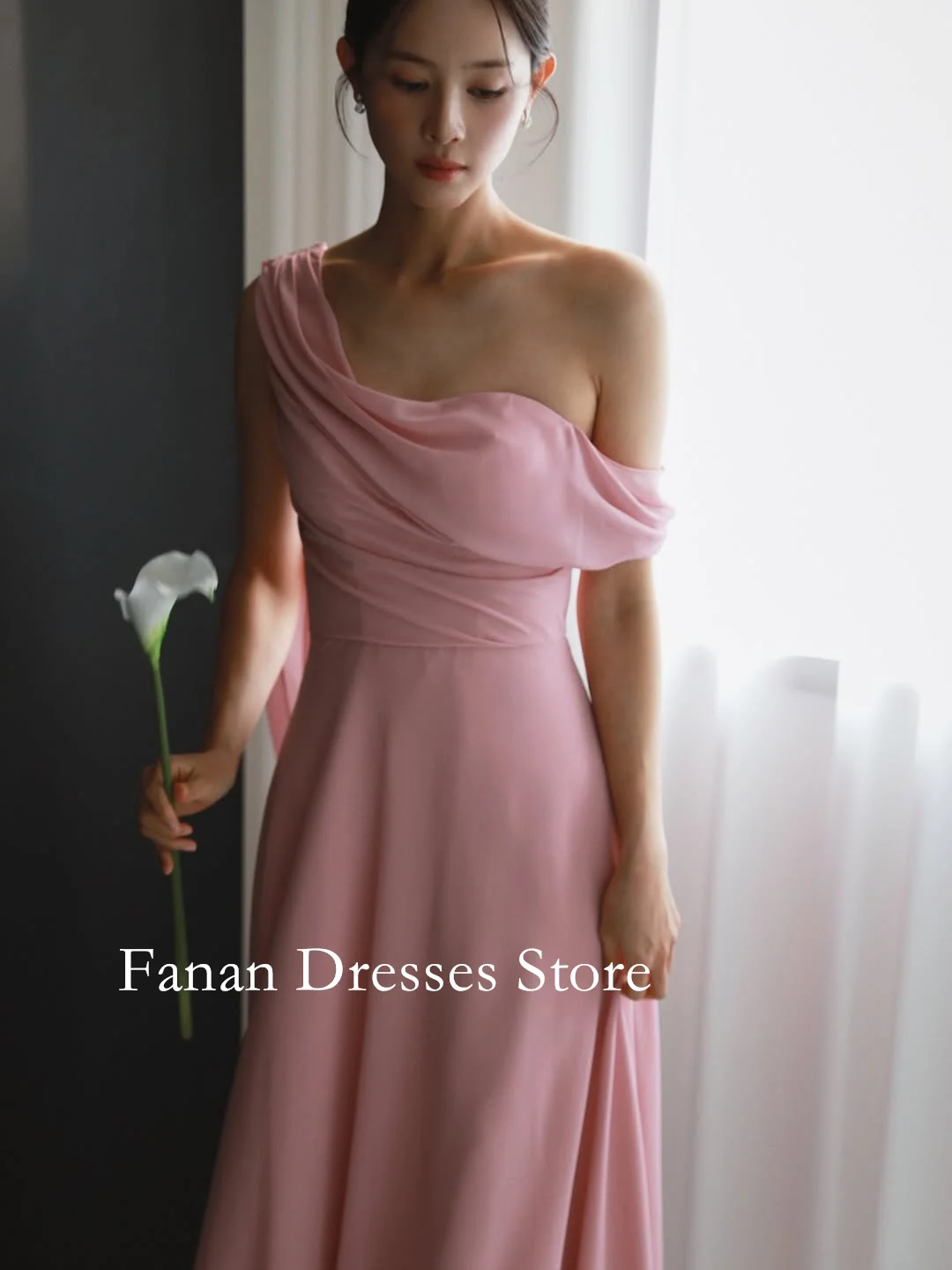 Sukienka maxi FANAN na jedno ramię, szyfonowa, różowa, sukienki wieczorowe, marszczone suknie ślubne damskie, suknie na imprezy, suknie na studniówki, szyte na miarę