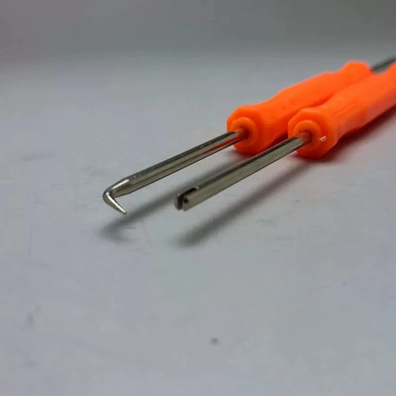 Hook for bolting ropes to ship models