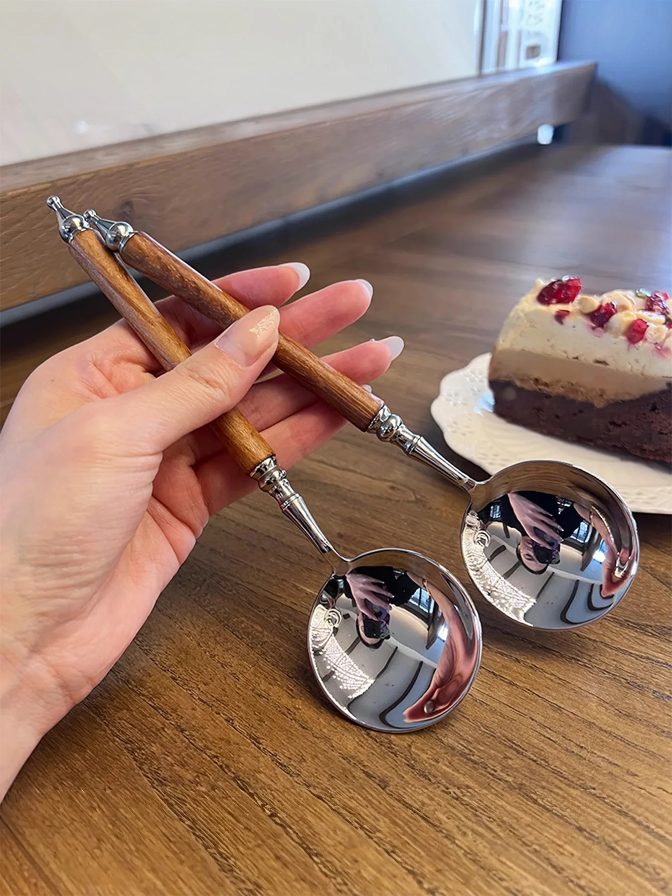 

Stainless steel spoons, vintage, aristocratic design, suitable for soup, Western-style meals, rice, pasta, and desserts