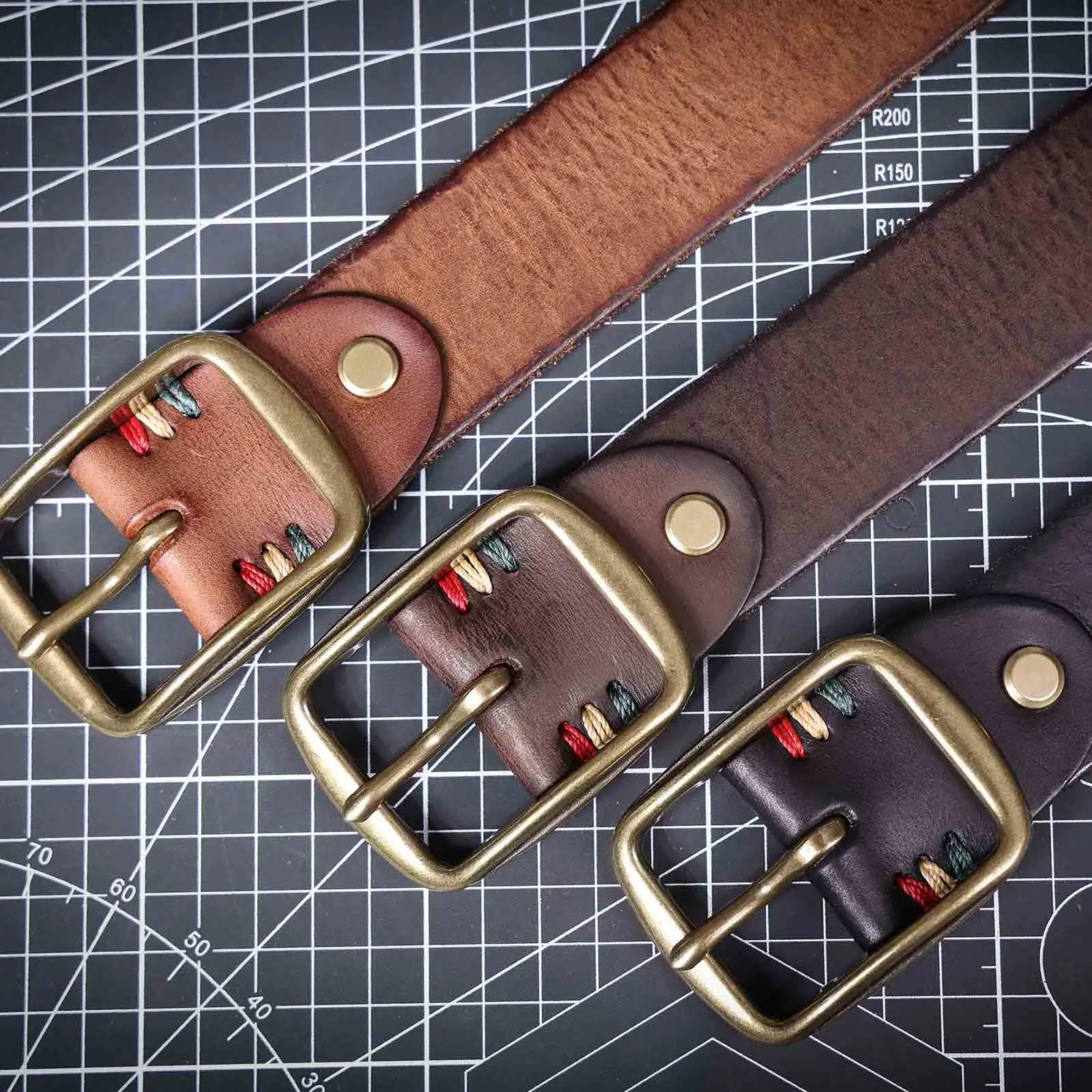 Vintage-Herrengürtel aus echtem Leder mit massiver Messingschnalle, handgefertigte lässige Dornschließe aus verdicktem italienischem Rindsleder mit Geschenkbox – Detail 10