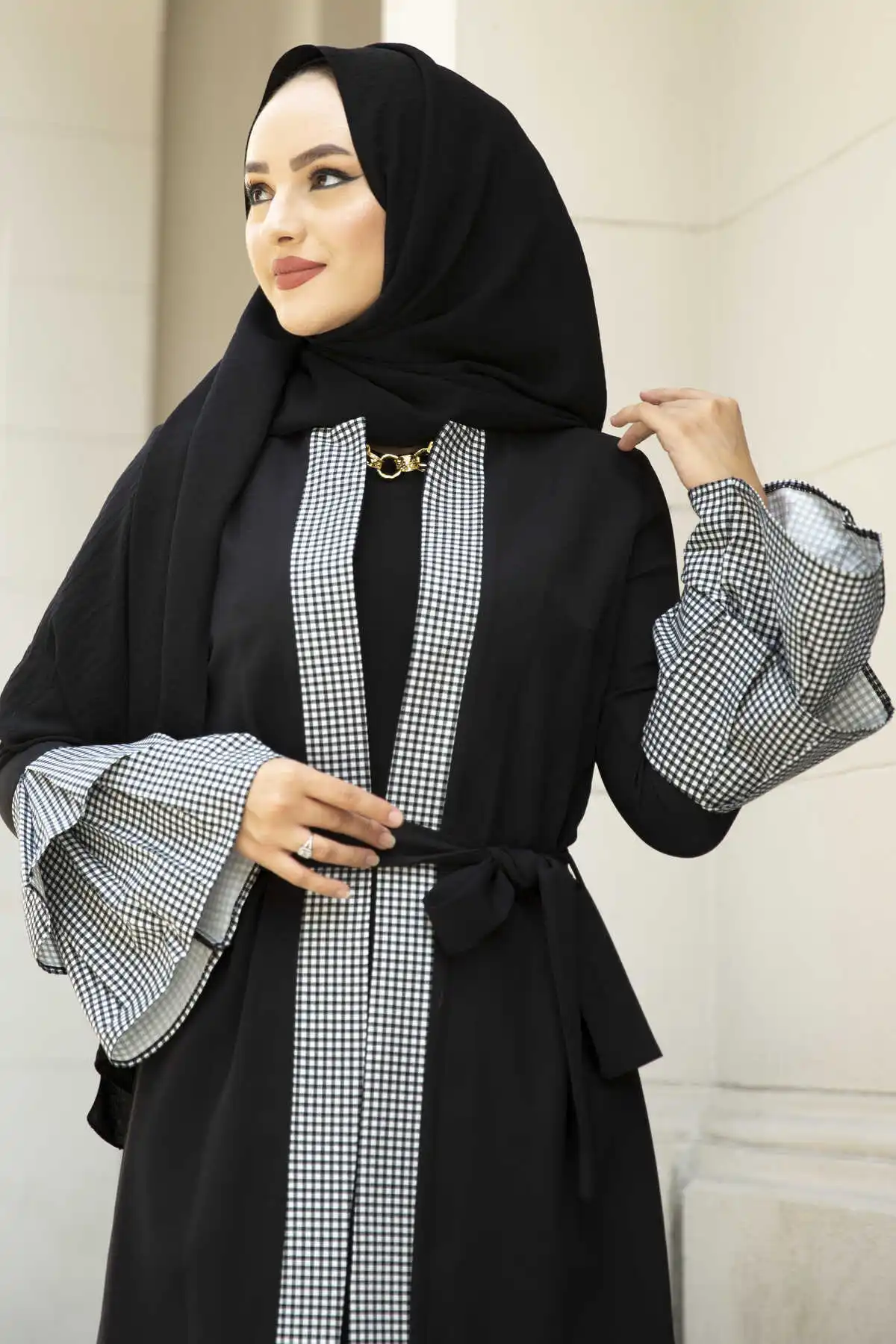 Pötikare detailı abaya preto