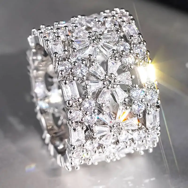 Huitan Zarter hohler Damenring mit Blumen-Design, modisch, für Party, Hochzeit, funkelndes Zubehör, eingelegter glänzender CZ, luxuriöser, ausgefallener Schmuck