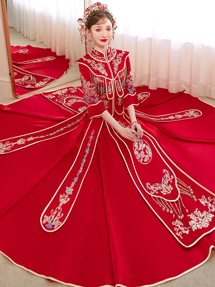 

The bride's new Chinese-style wedding dress satin toasting gown and dragon phoenix