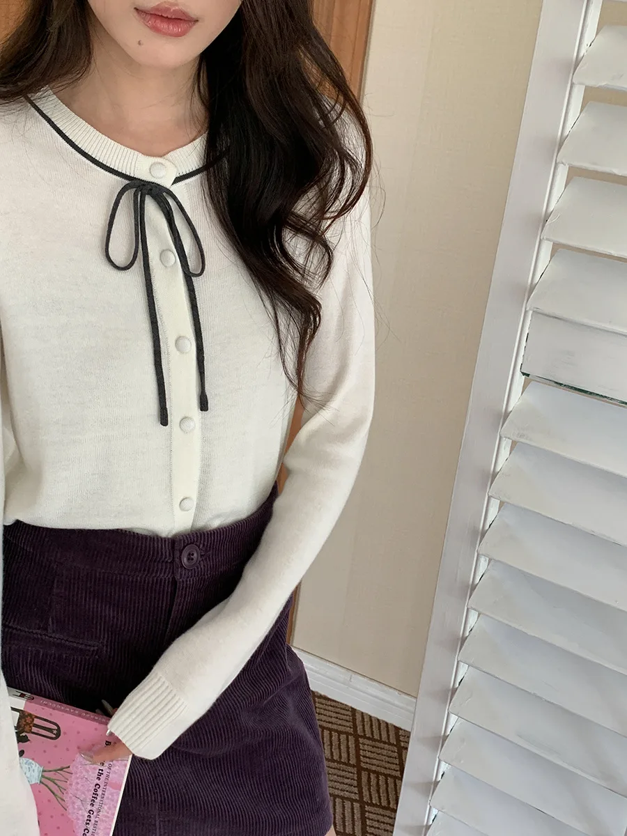 Kardigan rajut leher bulat dengan dasi kupu-kupu desain baru awal musim gugur.