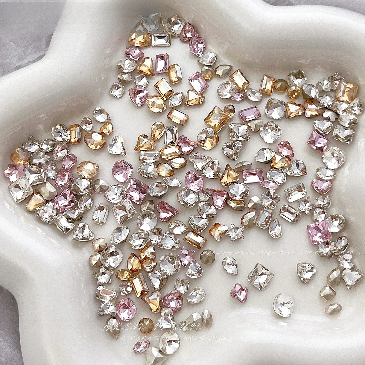 Glitter Kristall Herz Wassertropfen Schmetterling Blume Quadrat Geometrische Zirkon Strass Nail art Zubehör Dekorationen Werkzeuge