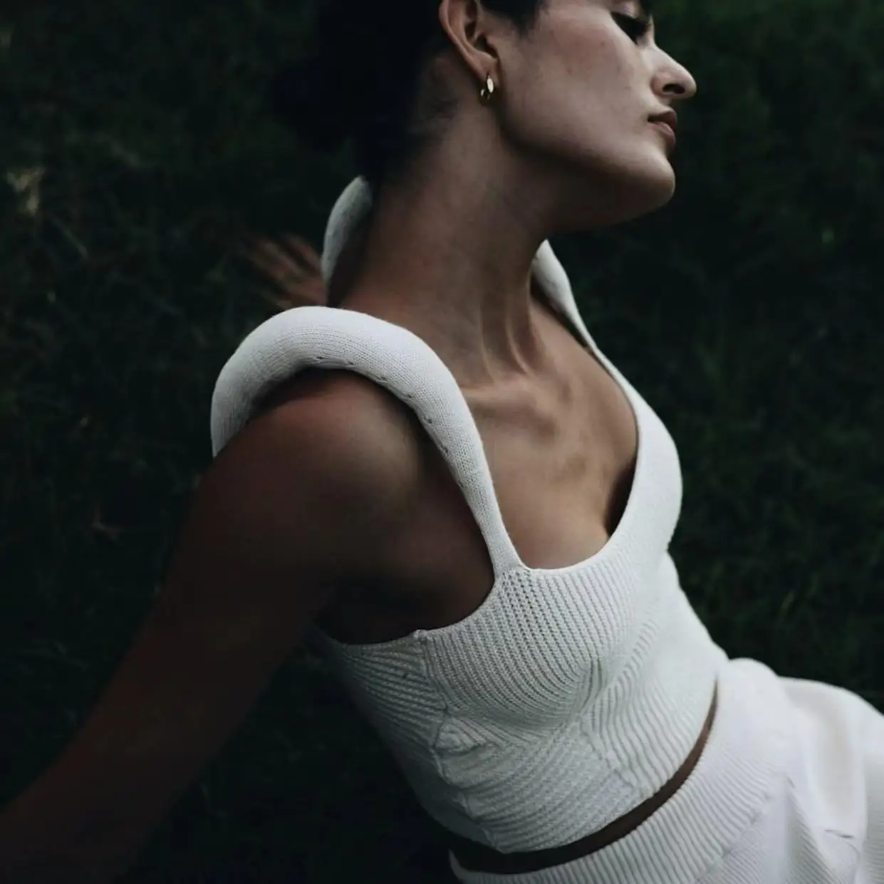 섹시한 백리스 니트 베스트 탑 여성 패션 출퇴근 스타일 짧은 길이 스웨터 커버업 단색 봄 시즌