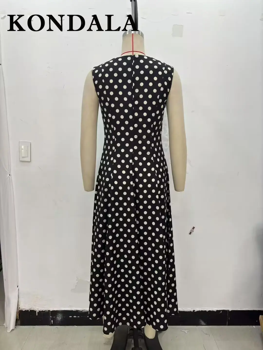 ชุดเดรสยาวทรงเอไลน์สีขาวลายจุดสุดชิค แบรนด์ KONDALA รุ่น Elegant Black Tank เหมาะสำหรับใส่ไปเที่ยวทะเล แฟชั่นปี 2025 สไตล์สตรีทแวร์ แขนกุด ลำลอง ความยาวปานกลาง