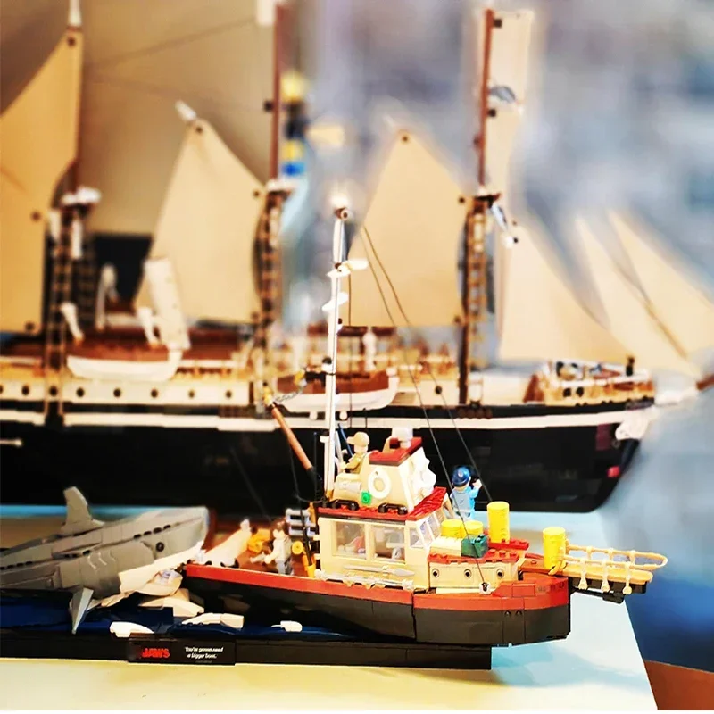 1497pcs 창의적인 아이디어 시리즈 그레이트 화이트 샤크 보트 홈 장식 모델 장난감 어린이 생일 선물