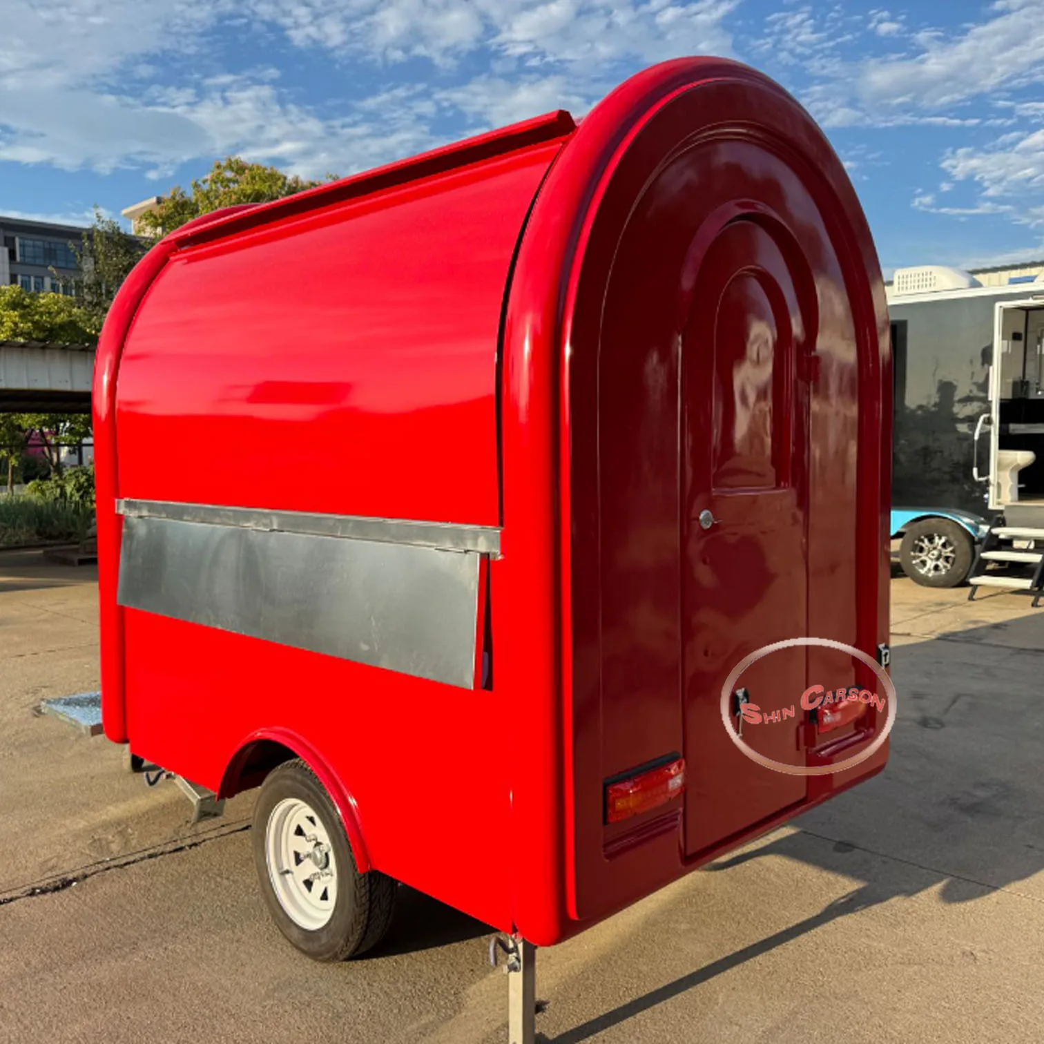 รถพ่วงขายอาหารสีแดงสดใสสำหรับใช้งานกลางแจ้ง - ครัวเคลื่อนที่ที่โดดเด่นสะดุดตาสำหรับงานจัดเลี้ยง