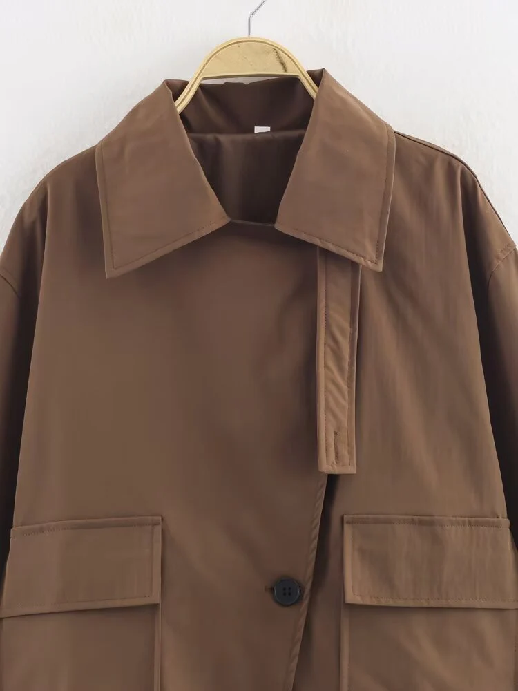 سترة نسائية جديدة على الطراز الأوروبي متعددة الاستخدامات ذات لون سادة وطية صدر السترة وقصة مائلة وقصيرة من الرياح