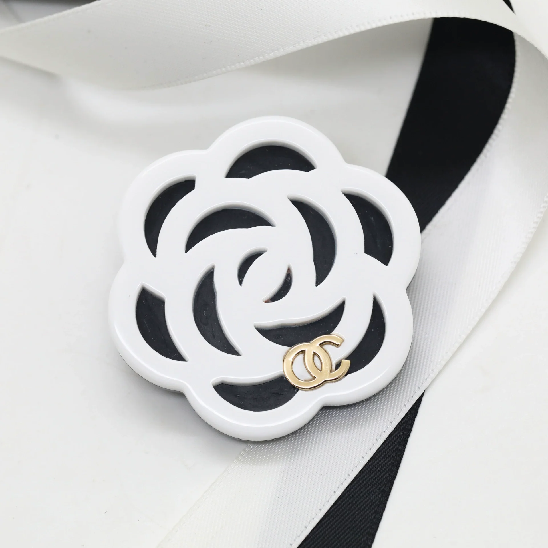 Luxurious black and white acrylic color scheme camellia design simple brooch fashion jewelry for women