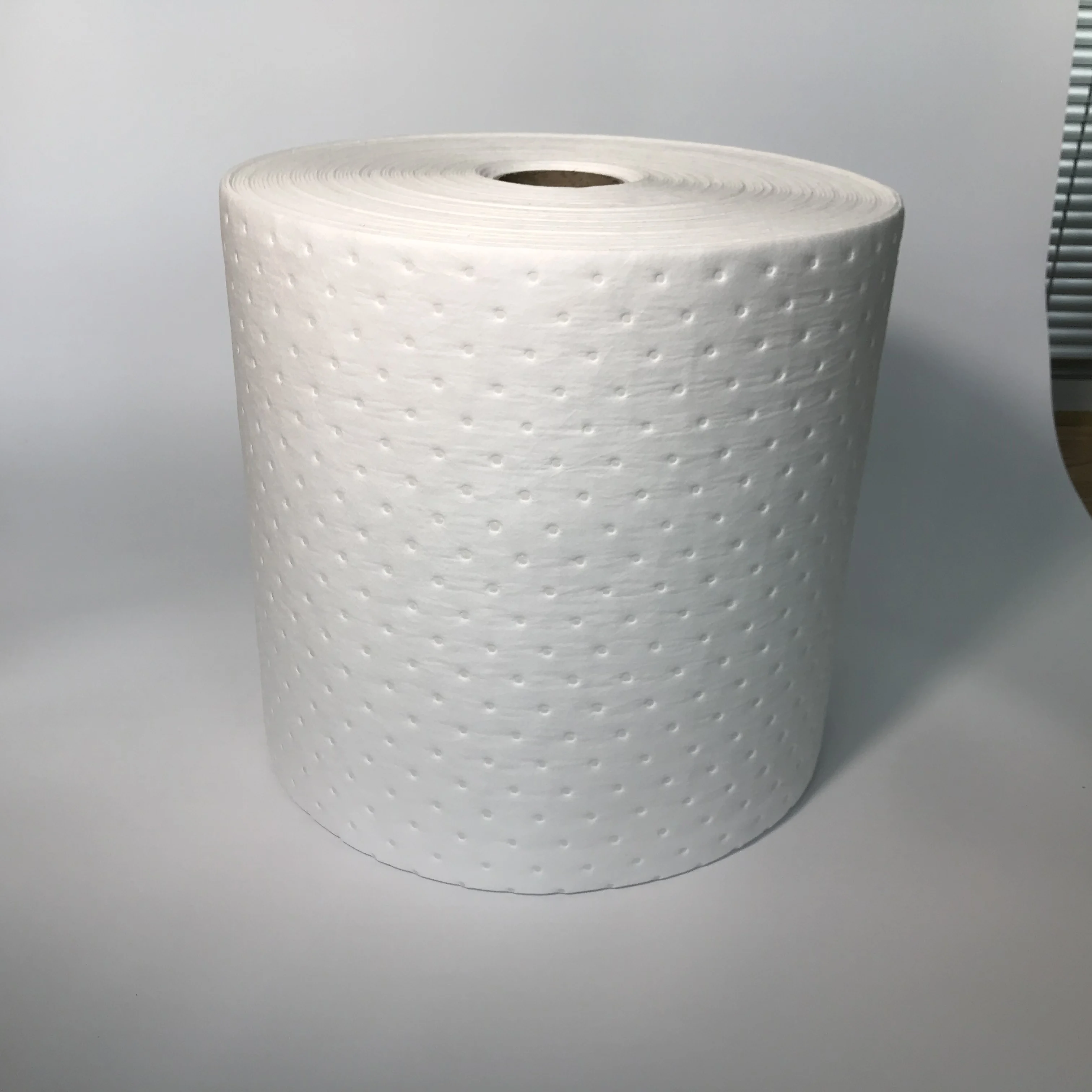 100% PP بولي بروبيلين Meltblown لفة ماصة للزيت وسادة تحكم في تسرب الزيت فعالة للغاية في لفات تنظيف الملابس