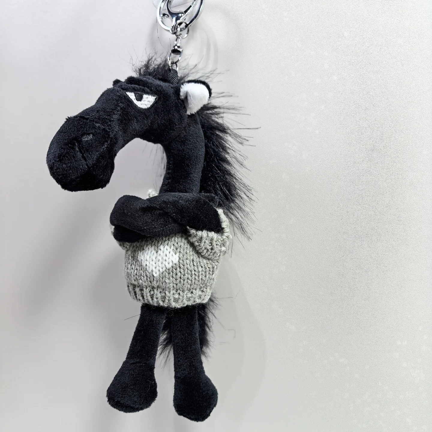 Breloczek Pluszowy Czarny Koń z Kreskówki 2026 Maskotka Roku Końskiego Pluszowy Kucyk Zabawka Zawieszka do Plecaka Prezent