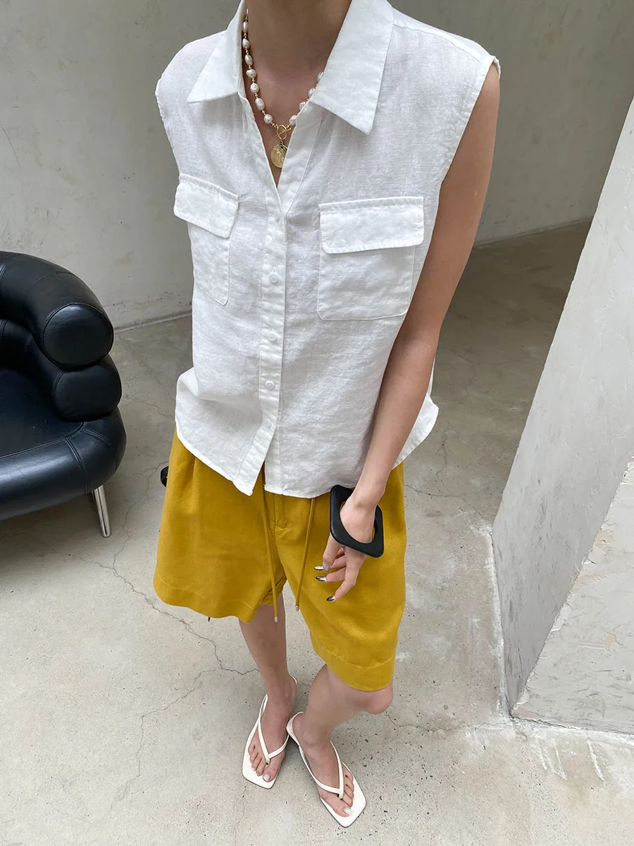 Sommerliche Damen-Weste in einfarbigem Design mit Revers und doppelten Taschen, ärmellos. – Detail 13