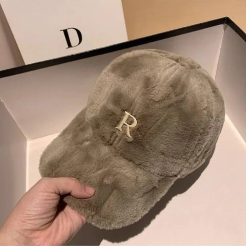 

The fur imitation baseball cap for autumn and winter is warm thick fashionable making face smaller
