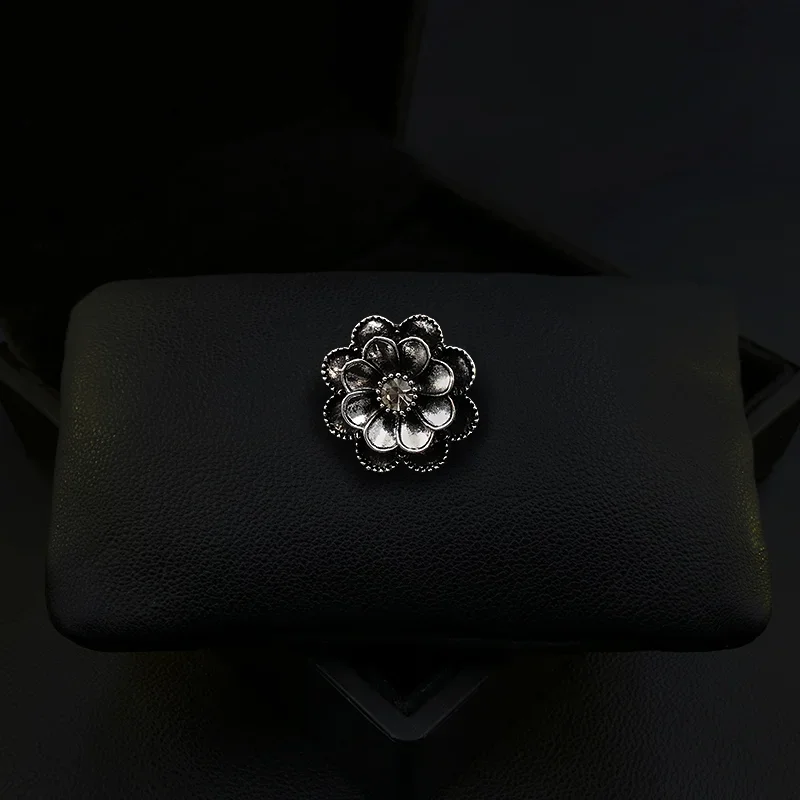 

Magnetic Retro Luxury Flower Brooch Women Suit Neckline Corsage Black Lapel Pin Men Badge Clothes Accessories Jewelry Buckle1951