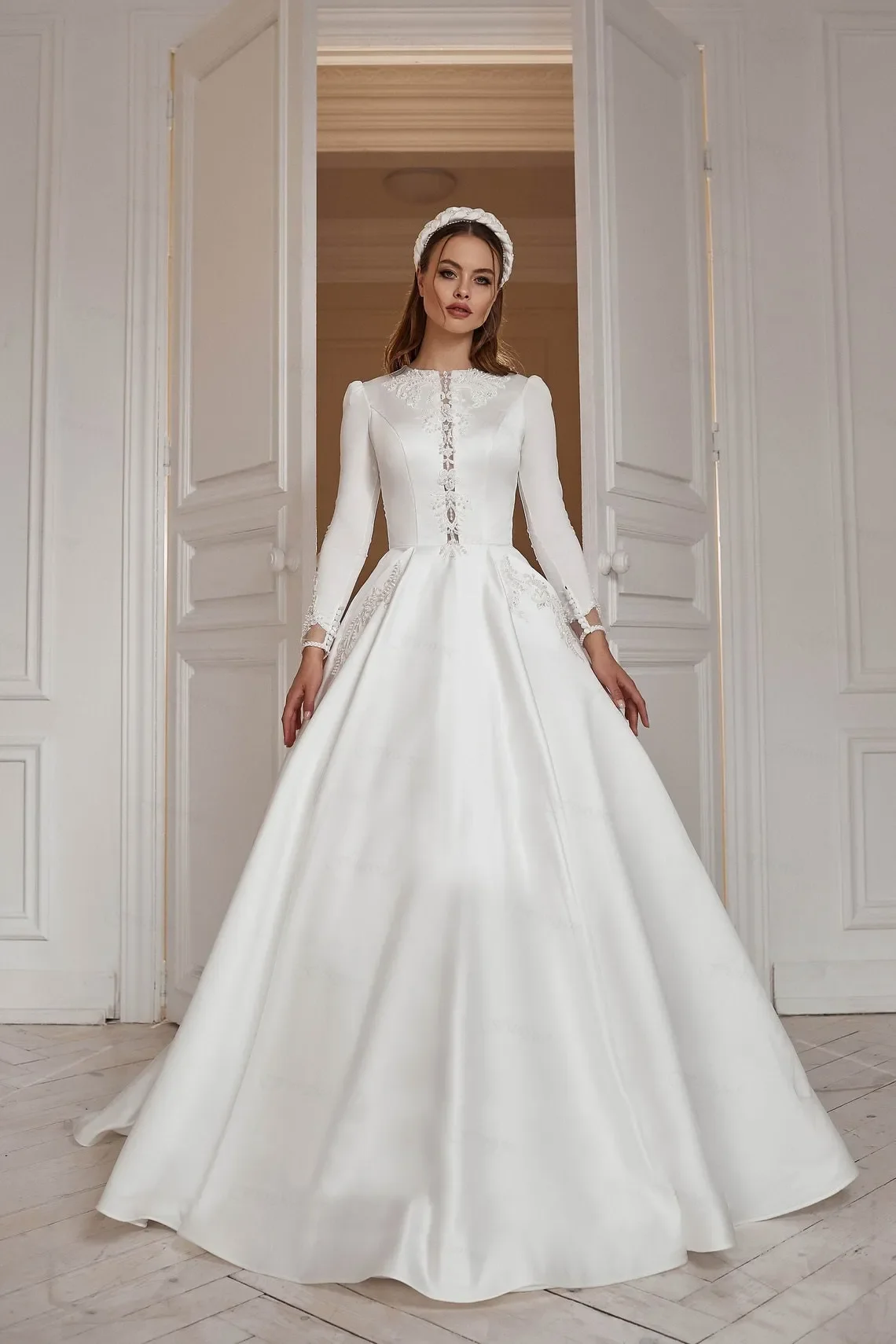 A line Muslim wedding dress Elegant white satin decal robe long sleeve train custom bridal dress Vestidos De Novia Dubai