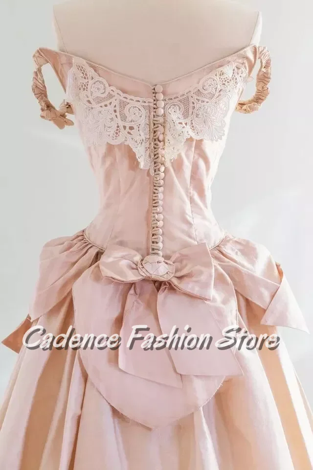 فستان زفاف تاريخي من القرون الوسطى وردي شاحب كتف مجسم مزين بخصر على شكل حرف a مطوي طول الأرض مخصص Bri