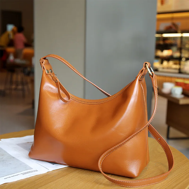 

Fashionable Leather Shoulder Bag for Women