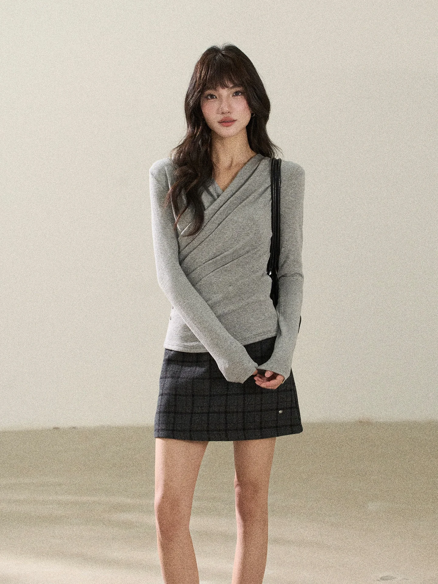 

Женская приталенная футболка с длинным рукавом и V-образным вырезом, повседневная, весенняя, в корейском стиле, из хлопка, полиэстера и эластана