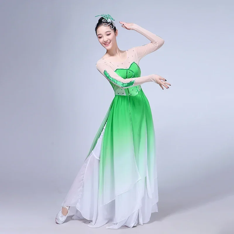 Chinesischer Volkstanz, klassischer nationaler Yangko-Tanz, elegantes traditionelles Fan-Kostüm, alte Hanfu-Kleidung, Square Dance