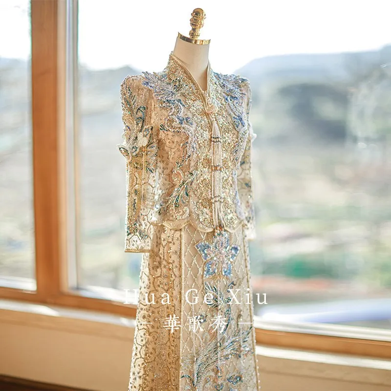 

A new light-colored wedding dress for the luxurious Chinese-style toasting gown in blue heavy industry