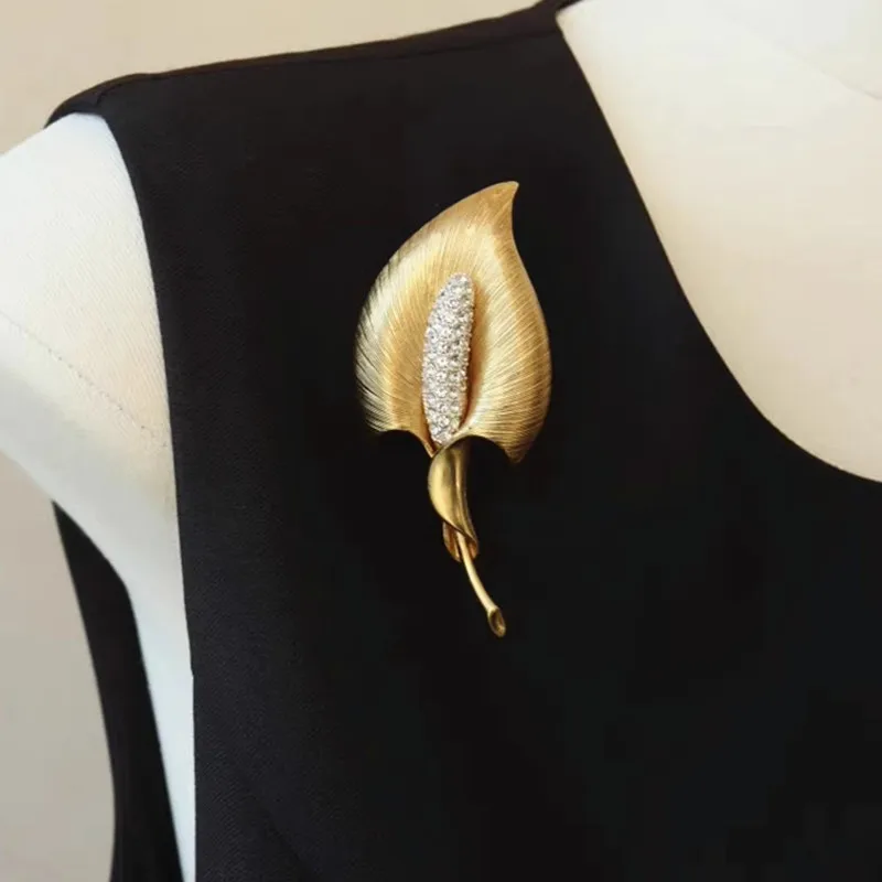 

Vintage Metal Flower Shaped Brooch for Women High-quality Exquisite Suit Corsage Pins Fashion Accessory Party Jewelry
