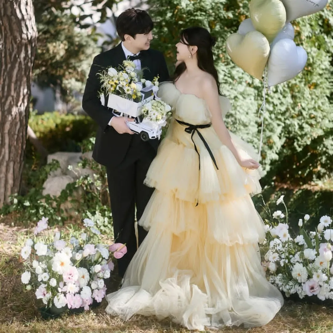 Abiti da sposa lunghi in tulle senza spalline personalizzati Abiti da cerimonia con strascico a pieghe a strati coreani con volant a trapezio