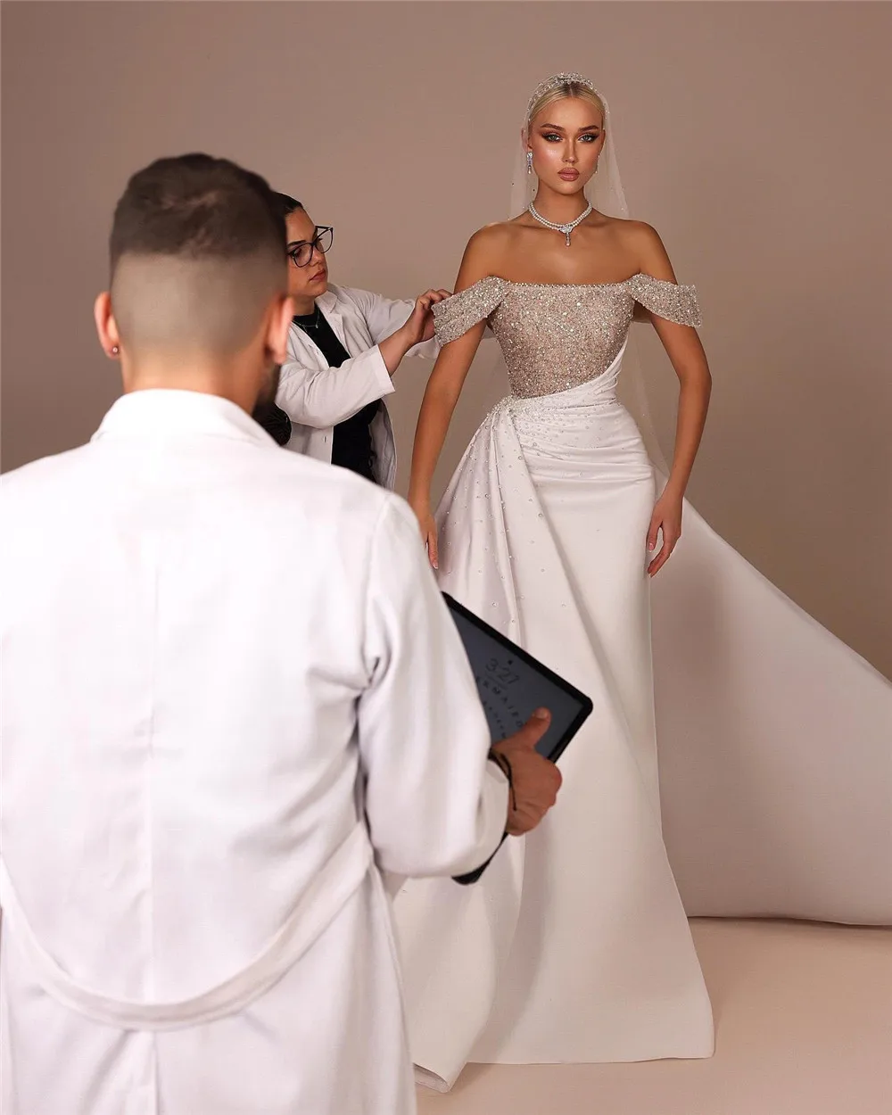 Robe de mariée fourreau élégante, épaules dénudées, paillettes scintillantes, froncée, en Satin, Haute Couture