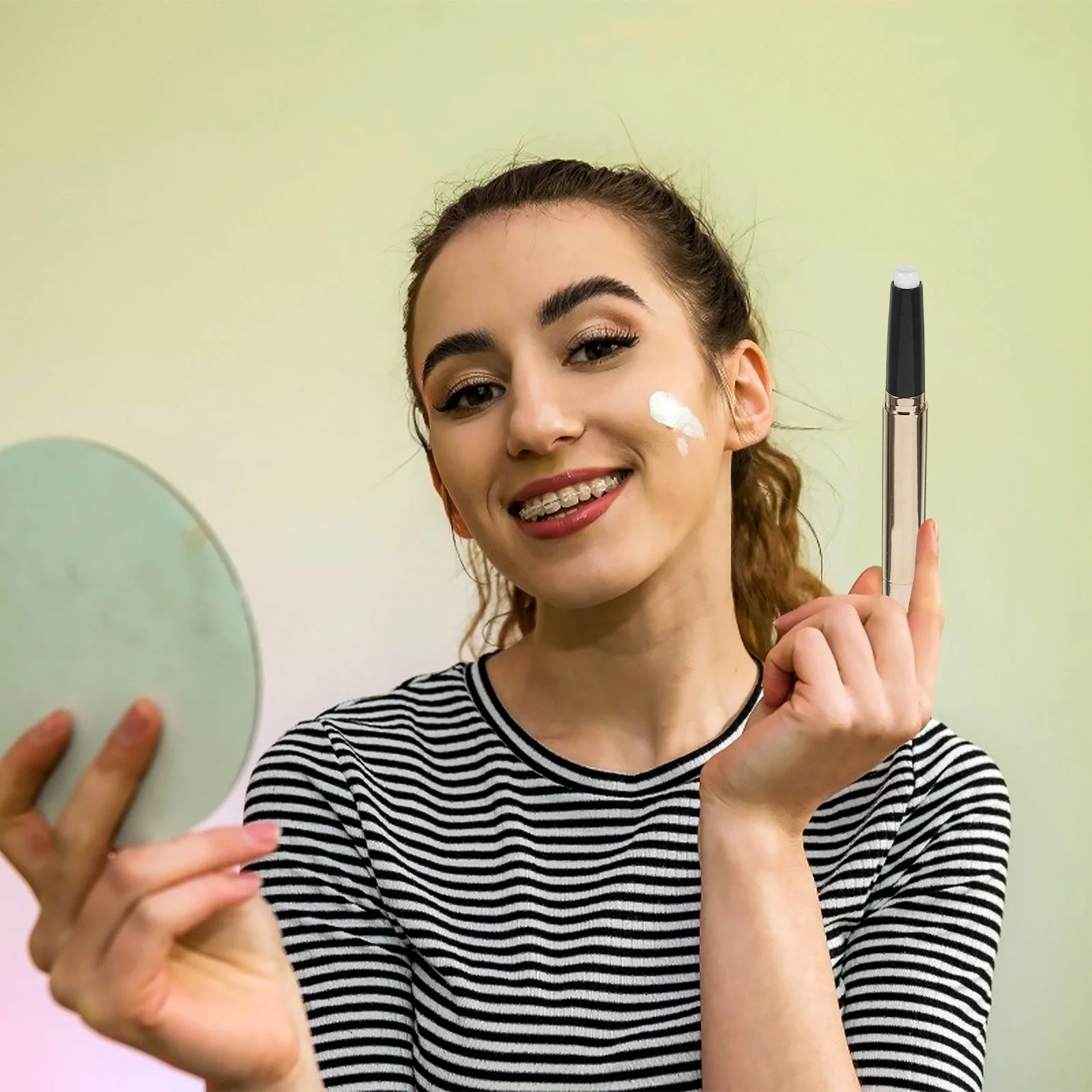 Glitzer-Lidschattenstift, feine Textur, wischfester Make-up-Buntstift mit weicher Mischspitze für den täglichen Gebrauch von Frauen