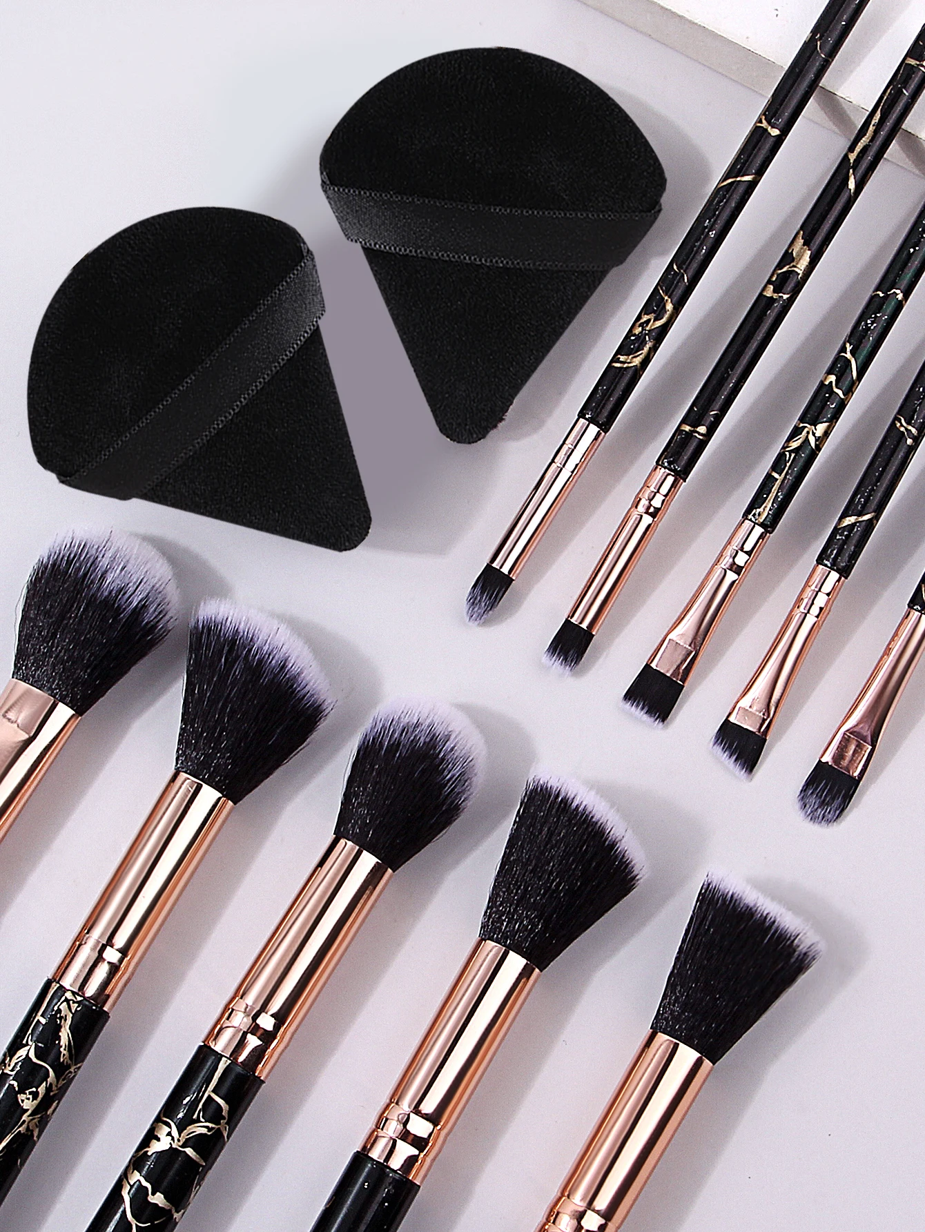 14本の黒大理石模様の多機能メイクブラシセット + ソフトな三角形パウダーパフ & ポータブル収納バッグ