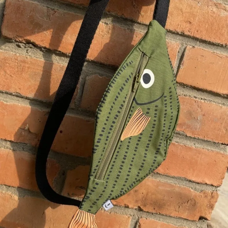 

Нейлоновые лоскутные бродяги на молнии, модные женские сумки для мальчиков, 2025 г., высокое качество, новые милые студенческие универсальные сумки в форме рыбы