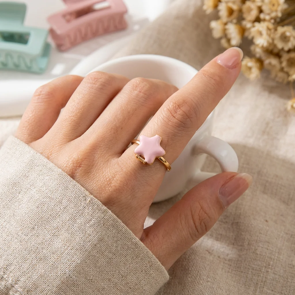 Niedlicher, herzförmiger, offener Bilderrahmen-Anhänger in Rosa, 14K vergoldete Messing-Halskette und Ring, geeignet für Frauen. – Detail 3