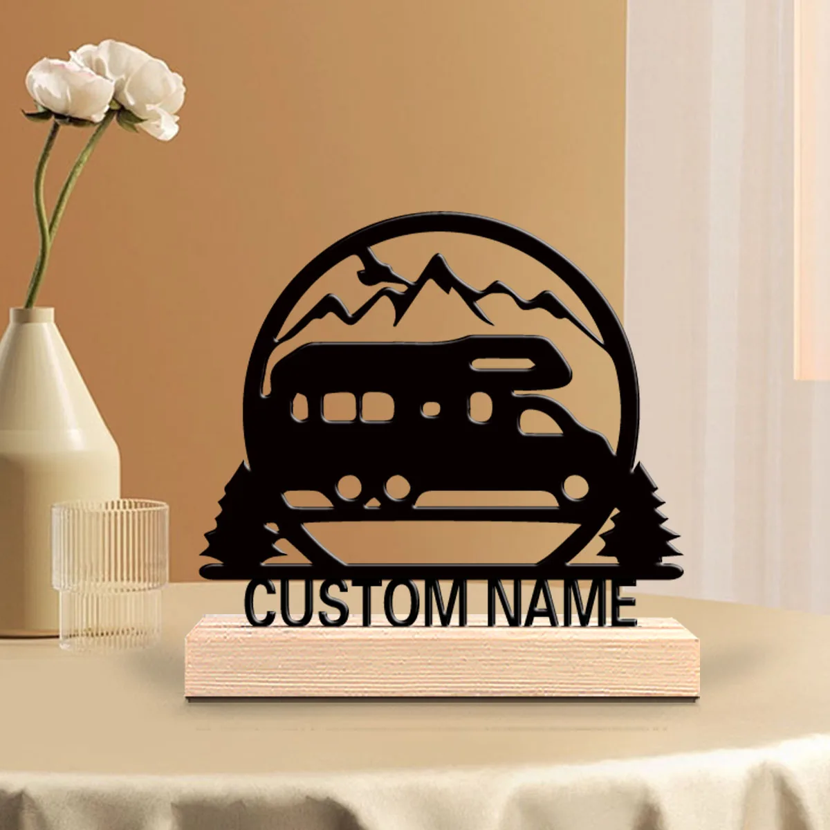 1 pieza Estatua de metal creativa con diseño de coche y nombre personalizado, artesanía de hierro con base de madera, para mesa de dormitorio