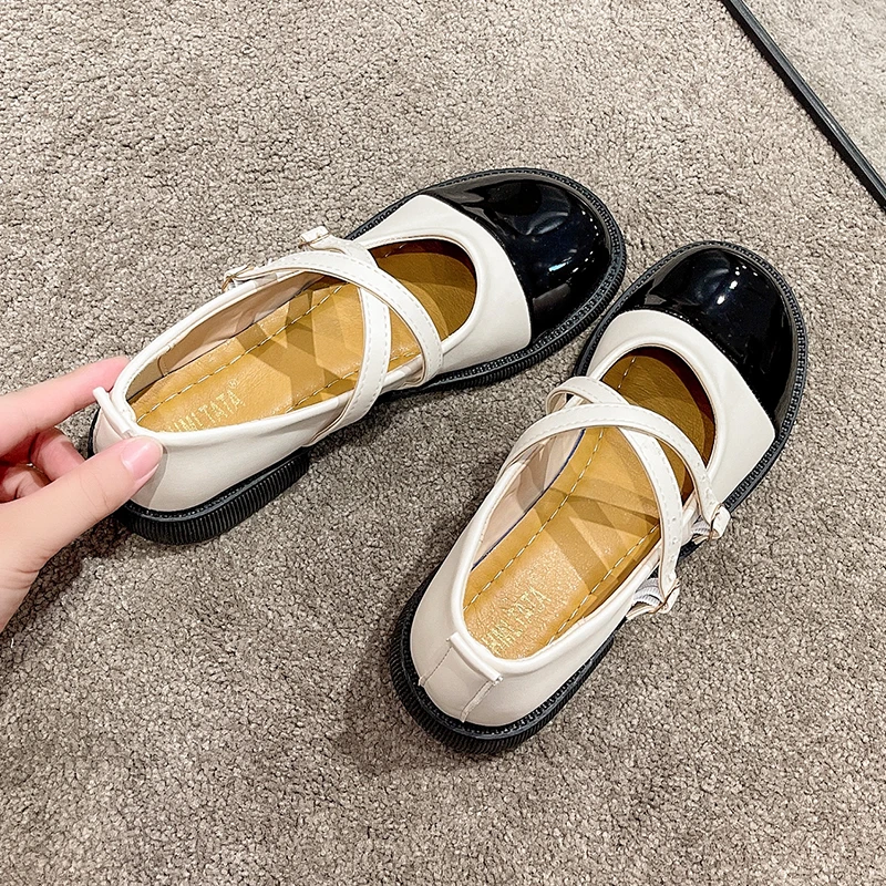 أحذية جلدية صغيرة كلاسيكية لربيع وخريف 2025 طراز جديد، حزام رفيع بمقدمة مستديرة وفتحة مسطحة ونعل مسطح، أحذية نسائية فردية