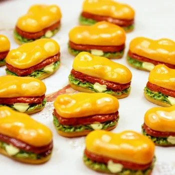 10 pz resina hamburger accessori fai da te simulazione Mini giocattolo hamburger Playhouse accessori giocattolo cibo e giochi in miniatura