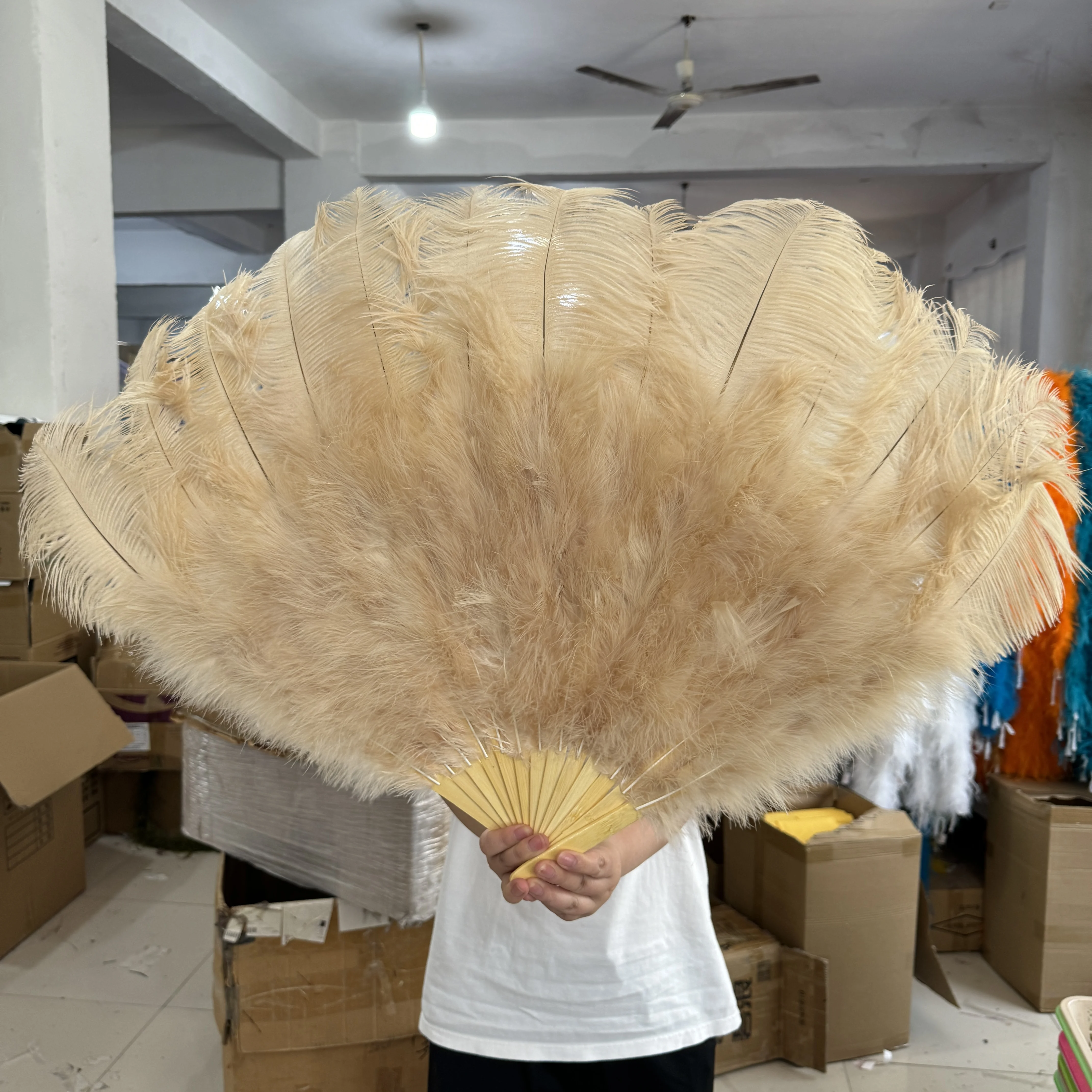 

Fashion Khaki Ostrich Feathers Fan 90CM -130CM Carnival Stage Performance Feather Fan for Wedding Party Belly Dance Props Plumas