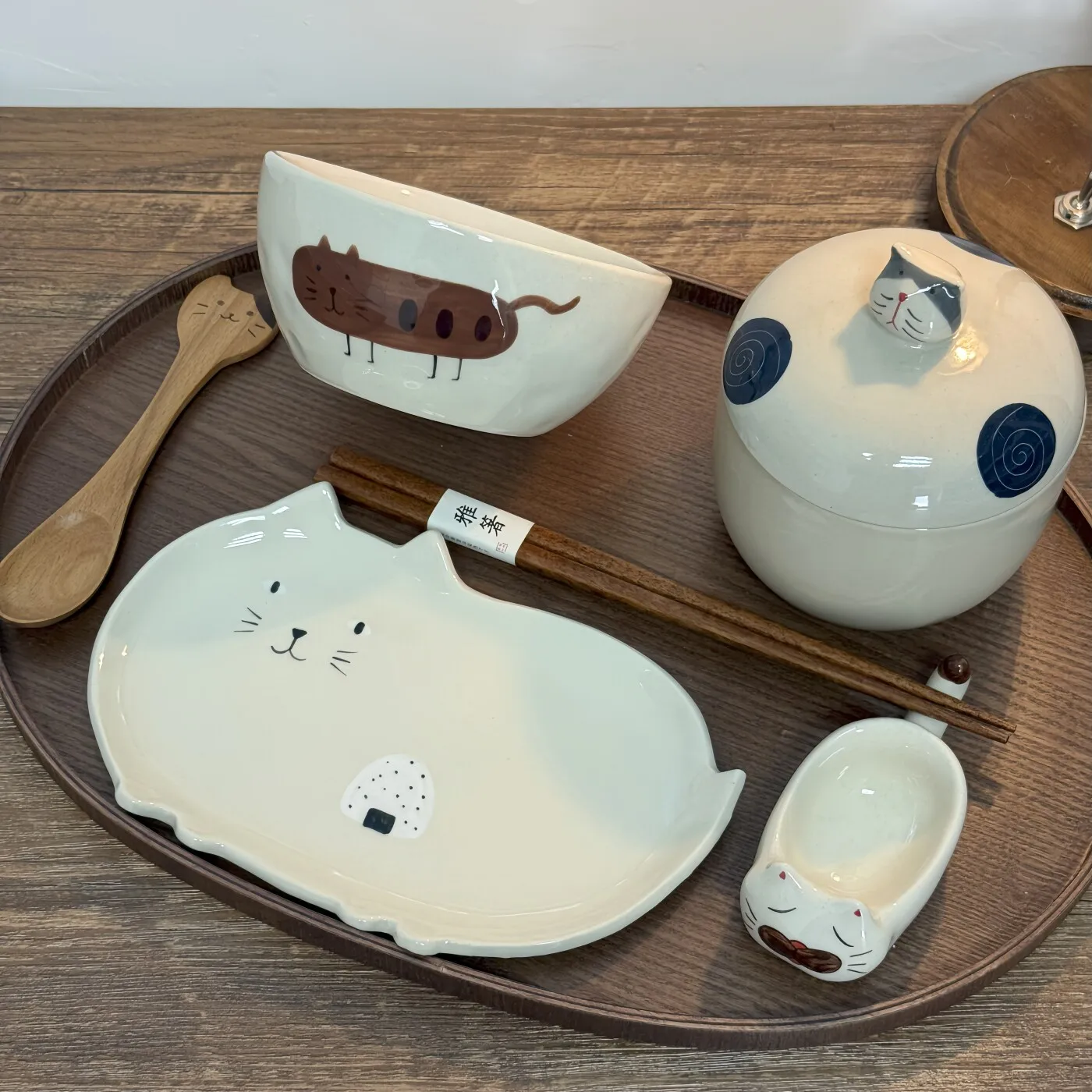 One Person Eats Coarse Pottery Tableware, Cute Cat, Home ，Restaurant