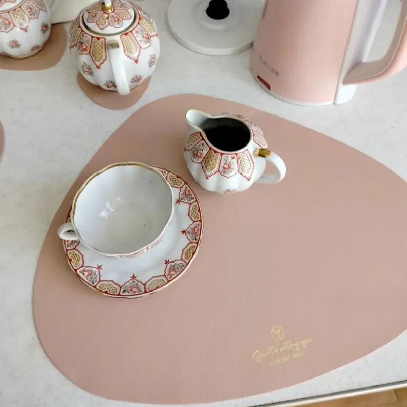 1/4/6 Sets geformte rosa Tischsets und Untersetzer-Set, luxuriöses Essgeschirr für Café und Zuhause, Geschenk, PU-Kunstleder-Tischsets