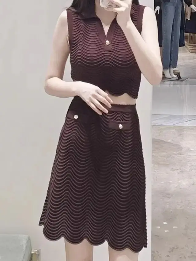 

Spring/Summer Women Turn-down Collar Wavy Stripe Thread Solid Knitted Set Sleeveless Crop Top + High Waist Elegant Mini Skirt