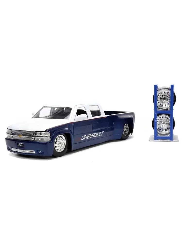 Jada 1:24 1999 Chevrolet Silverado Dually Pickup High Simulation Diecast Car Metal Alloy Model Car Toys Gift Collection