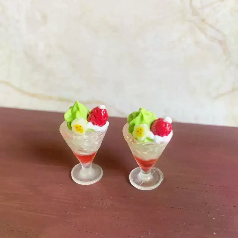 1/5 Stück Puppenhaus-Miniatur-Cremekuchen-Dessert, Weihnachts-Erdbeer-Eisbecher-Modell für Puppenhaus-Dekoration, Rollenspiel-Spielzeug