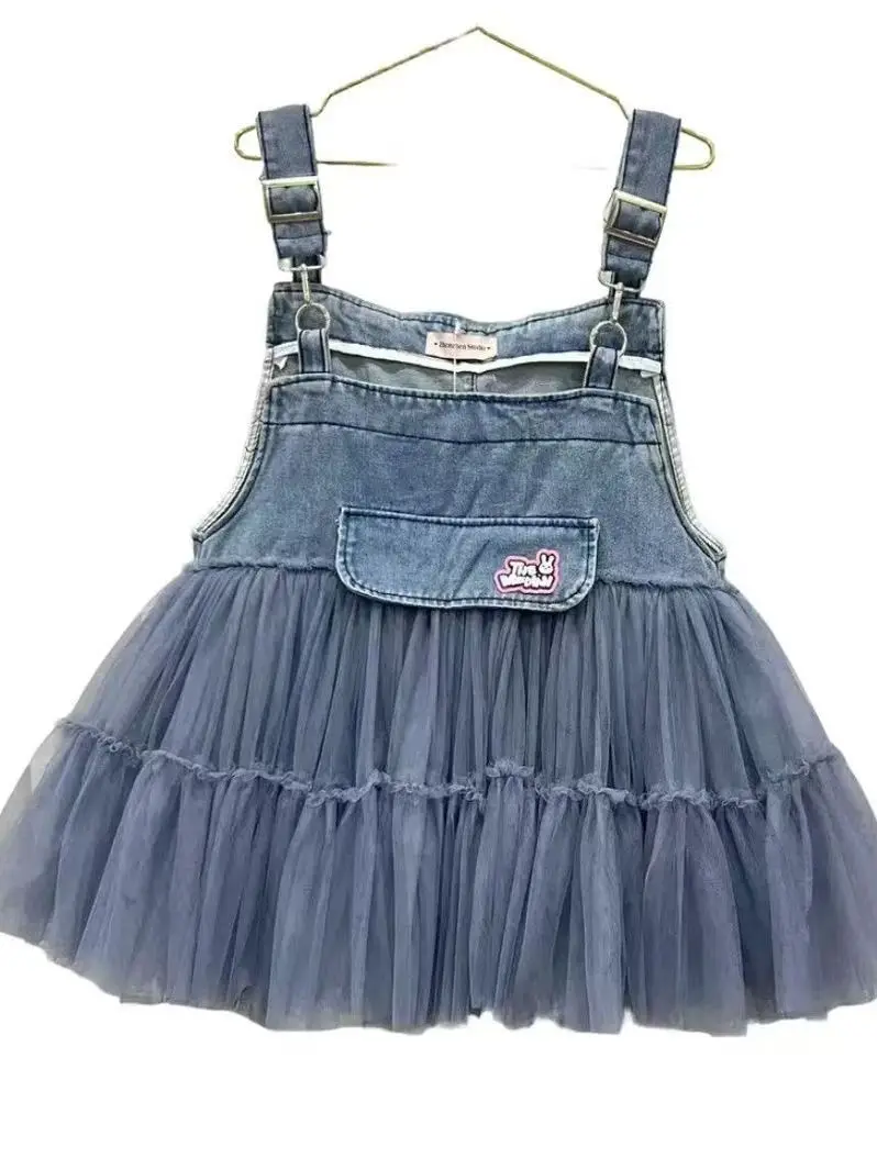 Letnia damska sukienka ogrodniczka z siateczkowymi wstawkami, falbankami, długimi króliczymi uszkami, kowbojskimi ramiączkami, bufiastą spódnicą w kształcie litery A z włóczki i patchworku.