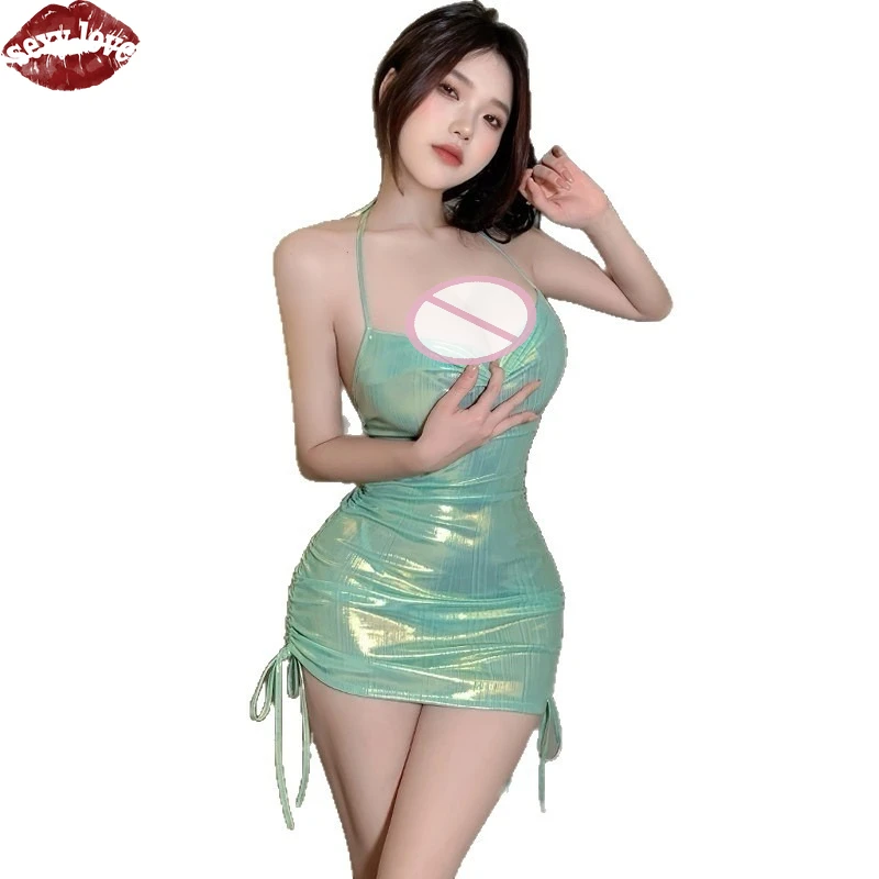 Lingerie sexy, gonna aderente che abbraccia i fianchi da donna, abito seducente, abito sexy, uniforme per coppie di stuzzicanti di fascia alta, pigiama