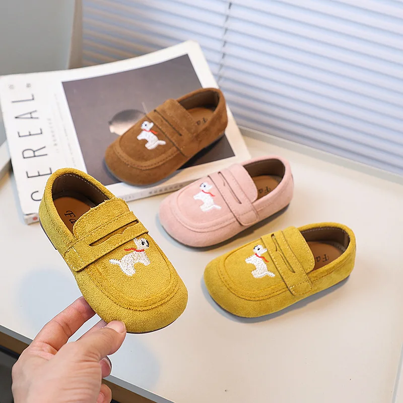 

Весенне-осенние новые детские туфли на плоской подошве, модная кожаная обувь с милой вышивкой для девочек, школьные нескользящие детские повседневные лоферы с мягкой подошвой