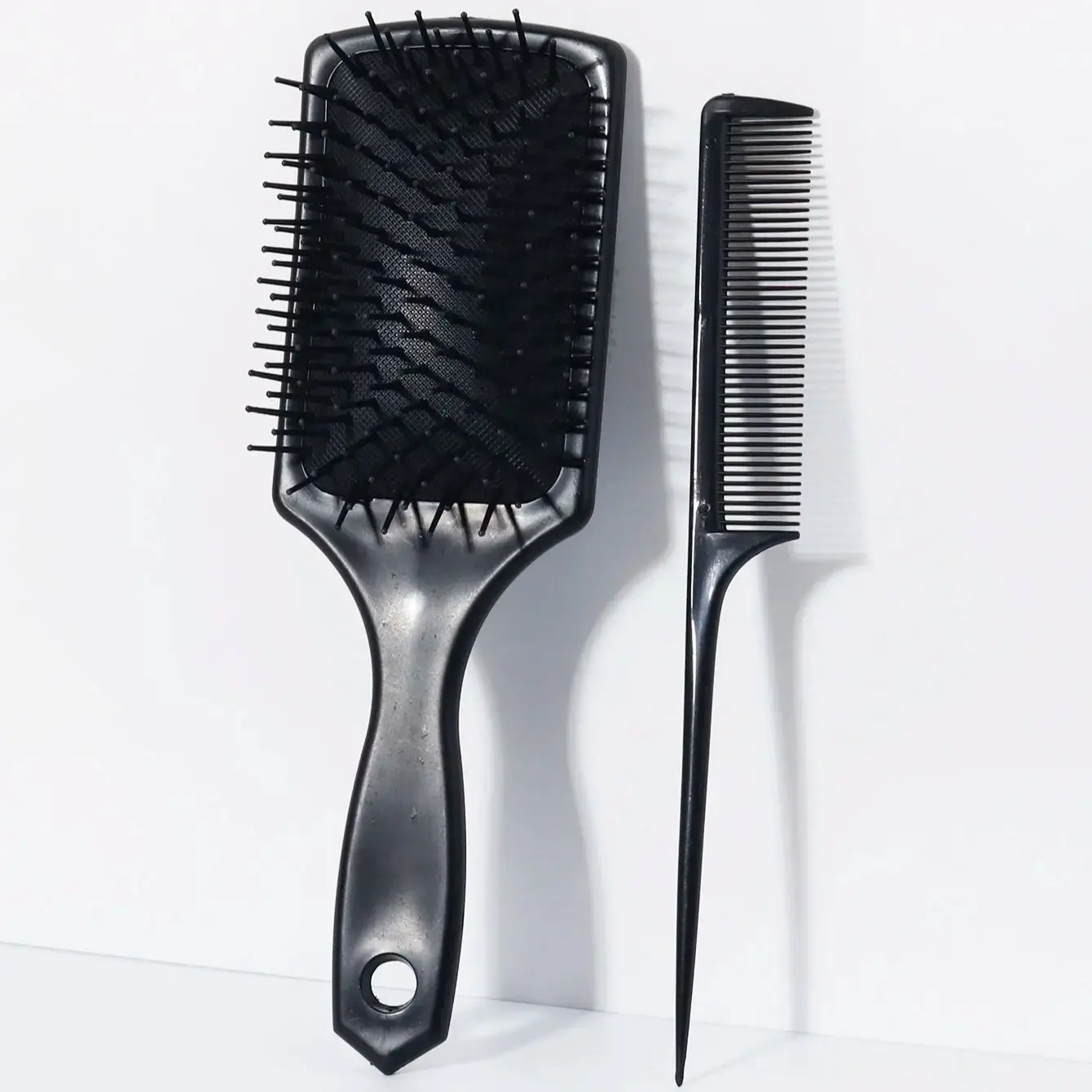2-teiliges schwarzes Kammset, Peeling-Antistatik-Paddelbürste, spitzer Schwanzkamm, geeignet für alle Haartypen